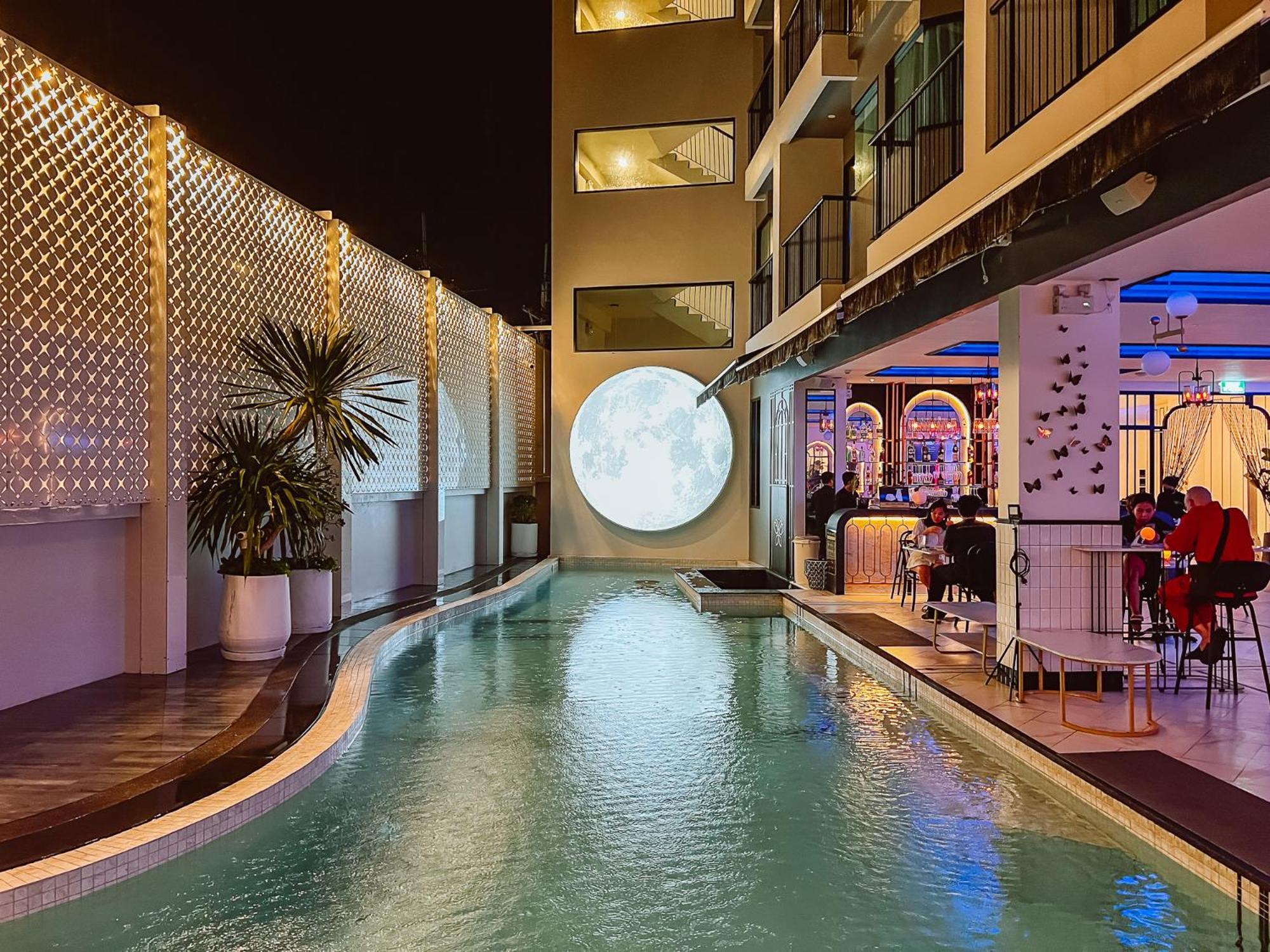 Ratri Hotel Phuket Old Town Bagian luar foto